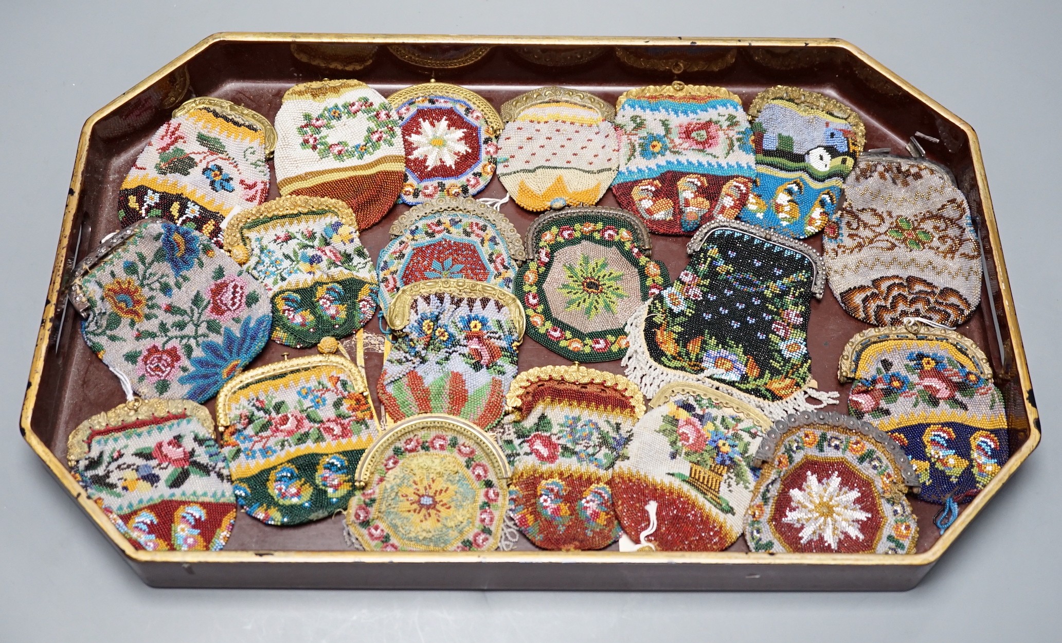 Twenty mid-19th century Berlin beadwork purses with gilt-metal frames, largest 10cm